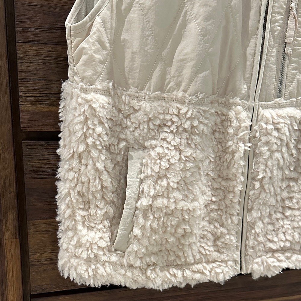 Abercrombie & Fitch Quilted Sherpa Vest - Picture 3 of 5